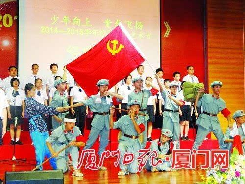红色长袖针织衫搭配白色牛仔短裤,优雅美丽,穿出仙女气息,你觉得怎么样?红迪网-分享和探索有趣的内容